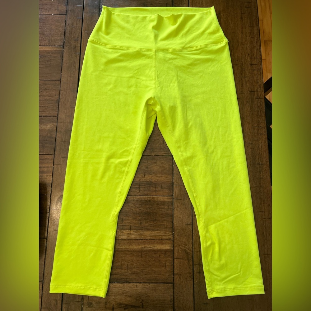 ZYIA Active Neon Yellow Capri Cropped Leggings